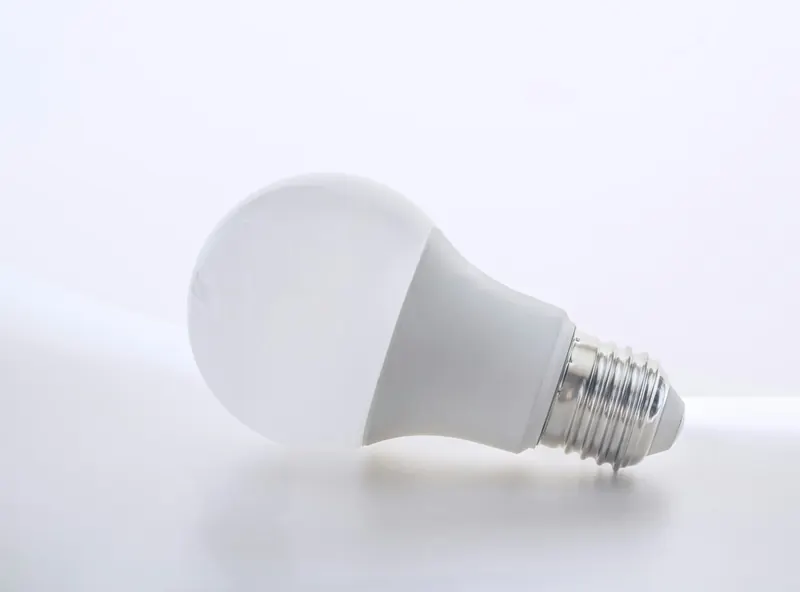 LED-Leuchtmittel auf hellem Hintergrund