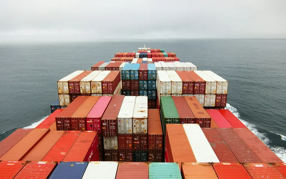 Containerschiff auf See, Blick über die Container