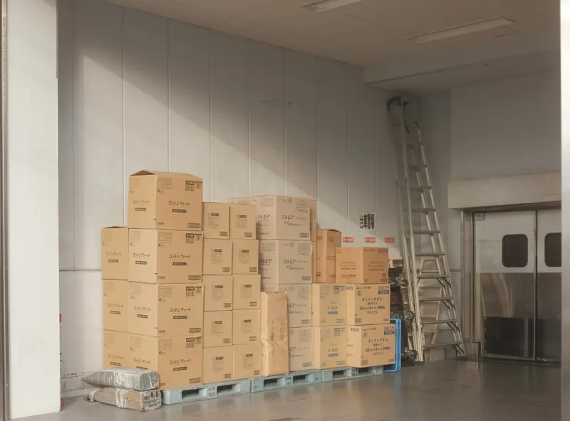 Kartons auf Paletten in einem Lagerraum